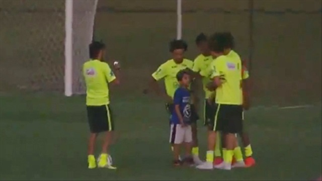 Neymar bảo vệ cậu bé đột nhập trái phép khu tập luyện của ĐT Brazil