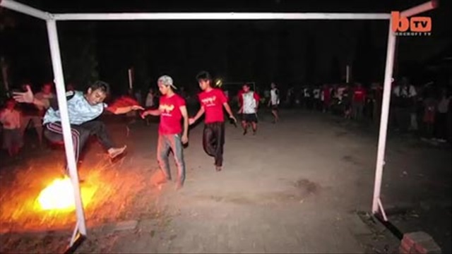 Lạ lùng môn bóng đá lửa