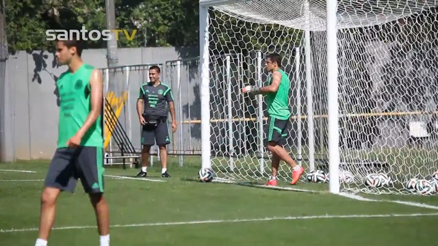 Chicharito chán ghi bàn, về làm thủ môn