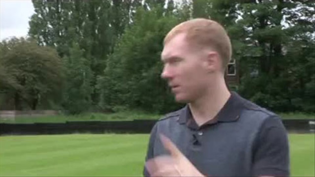 Paul Scholes sút bóng trúng đầu CĐV Italia