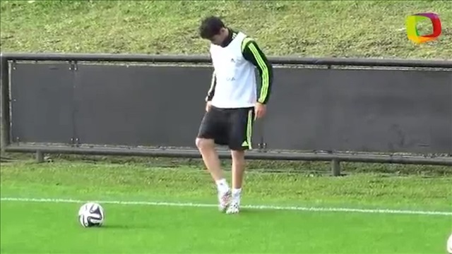 Diego Costa không dám nhặt bóng vì... sợ bẩn giầy