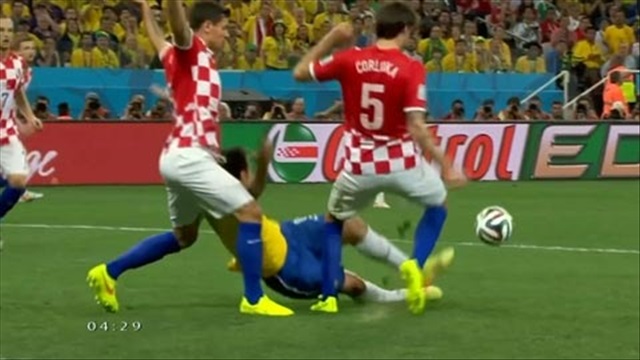 Quay chậm pha ngã vờ kiếm penalty của Fred