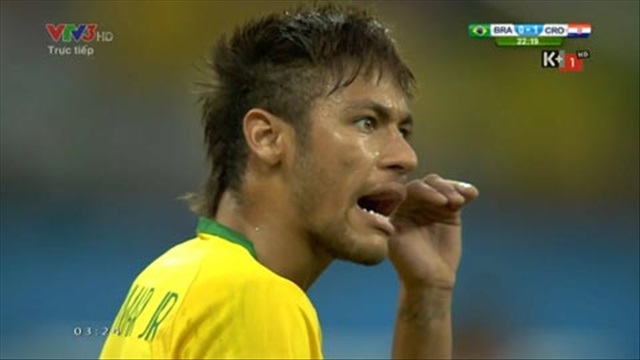 Thủ môn Pletikosa xuất thần cản phá cú đá của Oscar (Brazil 0-1 Croatia)