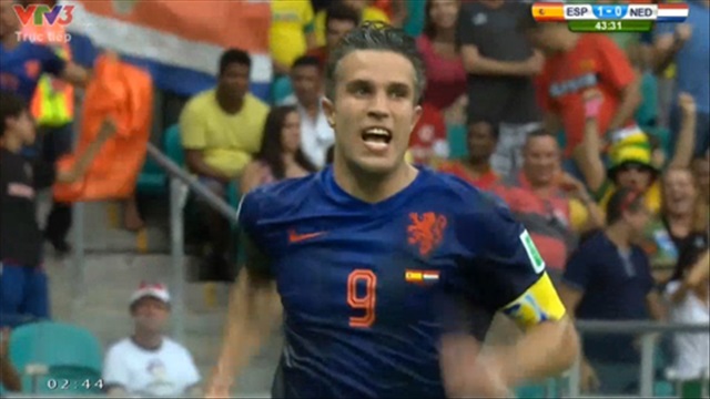 Robin van Persie lập siêu phẩm, gỡ hòa 1-1 cho Hà Lan