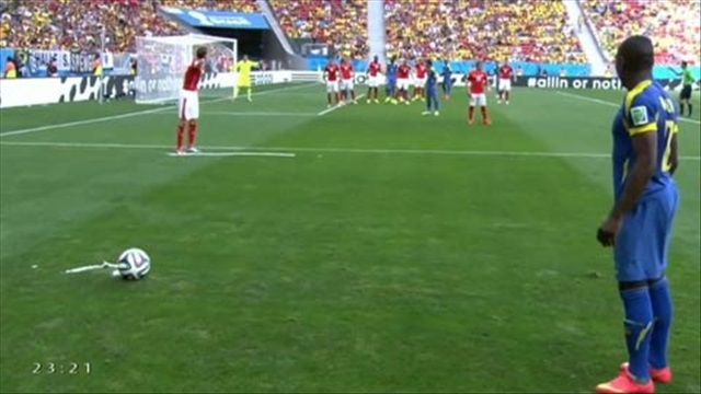 Hài hước: Lichtsteiner phàn nàn với trọng tài về điểm sút phạt