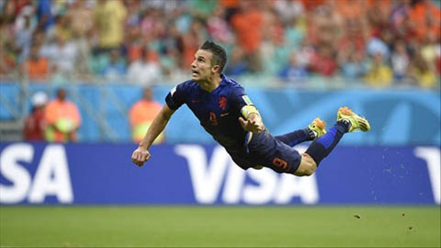 Chiêm ngưỡng siêu phẩm đánh đầu của Van Persie trên… giấy