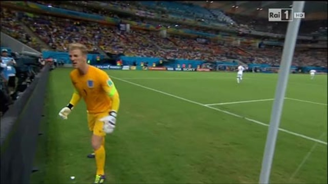 Joe Hart văng tục với cả cậu bé nhặt bóng
