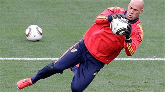 Reina cản phá 3 quả penalty của Casillas