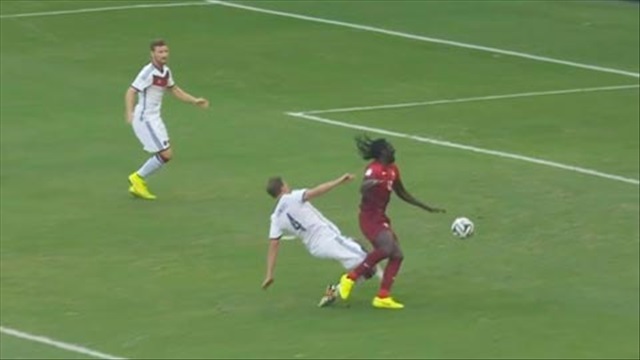 Xem lại quả penalty bị đánh cắp của ĐT Bồ Đào Nha
