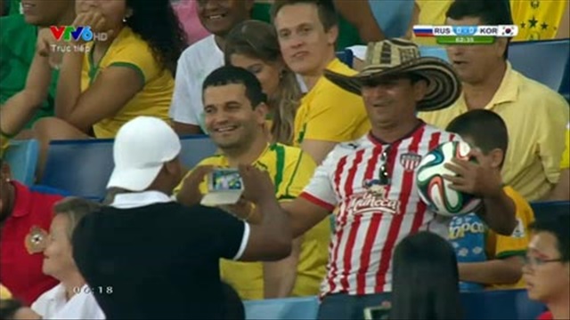 CĐV tranh nhau chụp ảnh với... trái bóng Brazuca