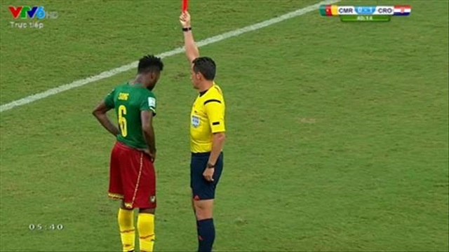 Alexandre Song đánh nguội và nhận thẻ đỏ
