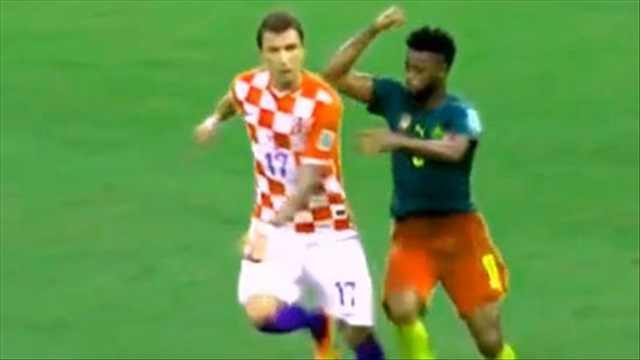 Thêm hình ảnh về dã tâm của Alex Song (Cameroon - Croatia)