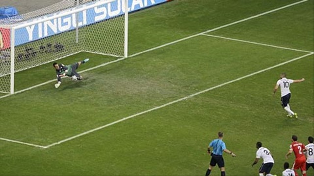 Kinh ngạc: Benzema và Cabaye cùng nhau bỏ lỡ... 1 quả penalty