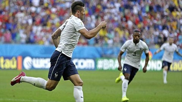 Giroud đánh đầu hiểm hóc đưa Pháp dẫn trước