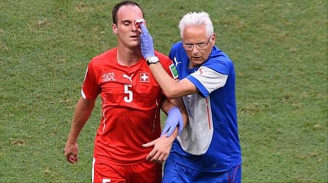 Giroud đá rách mắt Von Bergen (Pháp - Thụy Sỹ)