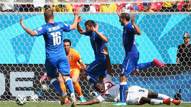 Trọng tài lại đánh cắp 1 quả penalty mười mươi (Italia - Costa Rica)