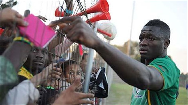 Muntari hào phóng tặng tiền cho người nghèo Brazil