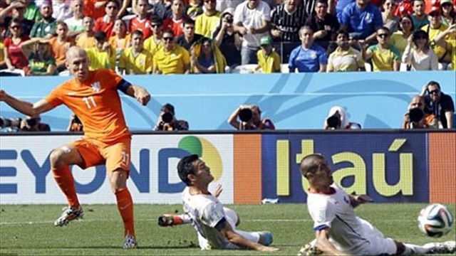 Robben solo làm náo loạn hàng thủ Chile (Hà Lan - Chile)