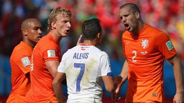 Alexis Sanchez ngã vờ đòi penalty (Hà Lan - Chile)