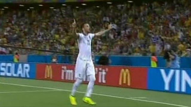 Andreas Samaris mở tỷ số cho Hy Lạp