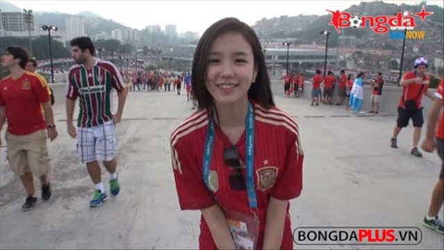 Nữ phóng viên Hàn Quốc đốt nóng khán đài World Cup