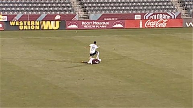 Pha bóng còn tàn bạo hơn cả Luis Suarez