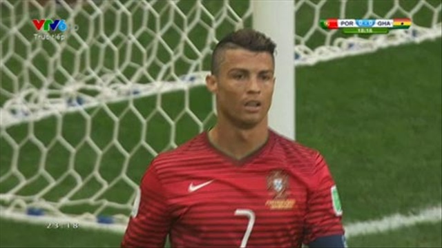 Thủ môn Dauda xuất thần cản phá cú đánh đầu đẹp mắt của Ronaldo