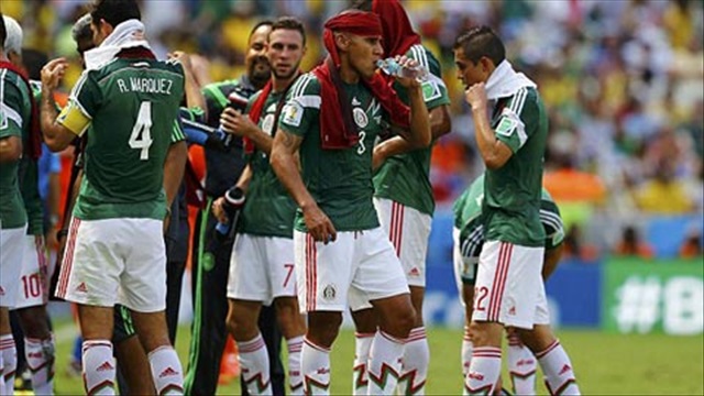 Quá nóng, cầu thủ được tạm nghỉ để...tiếp nước (Hà Lan - Mexico)