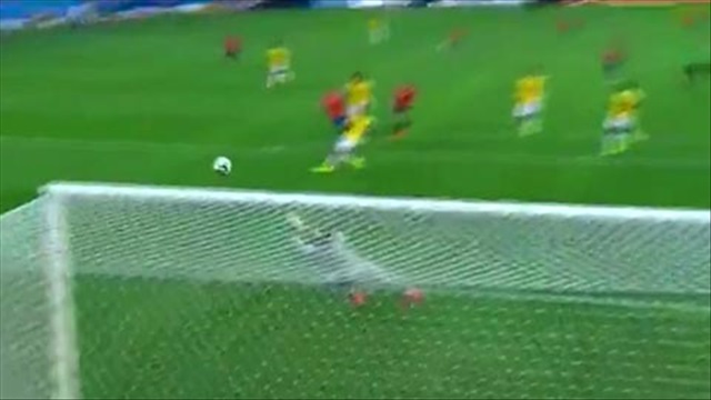 Pha sút bóng chạm xà ngang của Pinilla suýt loại Brazil