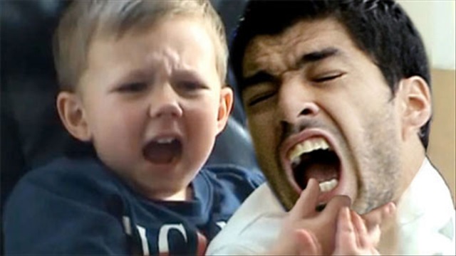 Clip hài hước: Ao! Suarez cắn con...