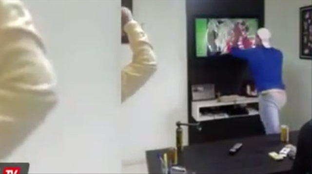 Fan cuồng Brazil ăn mừng vỡ cả màn hình TV