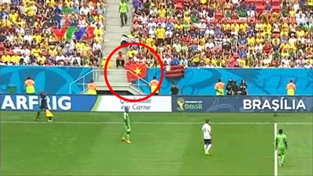 Cờ Việt Nam tung bay trong trận Pháp vs Nigeria