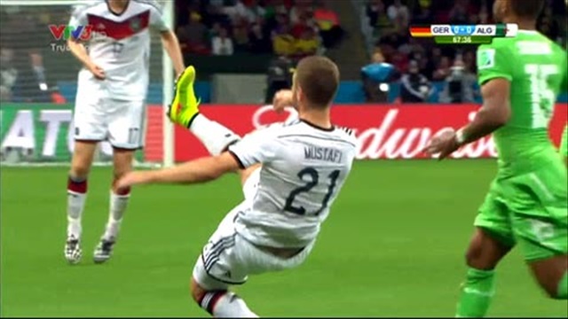 Cận cảnh pha chấn thương khiến Mustafi rời sân bằng cáng