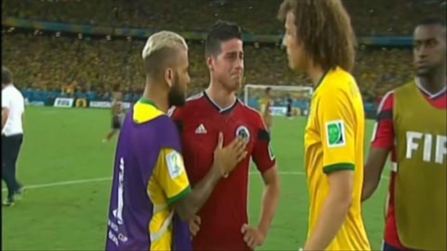 J.Rodriguez khóc nức nở, các cầu thủ Brazil thay nhau dỗ dành