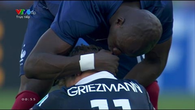 Griezmann khóc nức nở trong vòng tay đồng đội