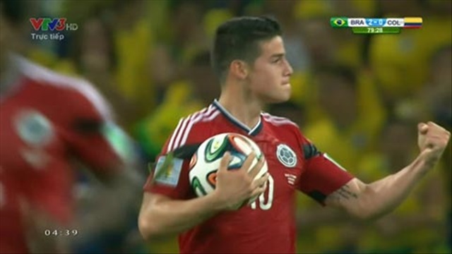 Rodriguez sút phạt đền thành công, rút ngắn tỉ số cho đội khách (Brazil 2-1 Colombia)