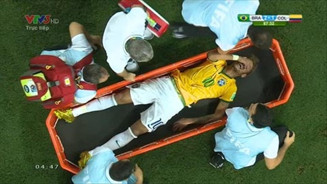 SỐC: Chấn thương, Neymar phải đi cấp cứu