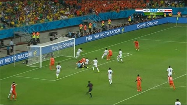Robin van Persie dứt điểm dội xà ngang khung thành Costa Rica