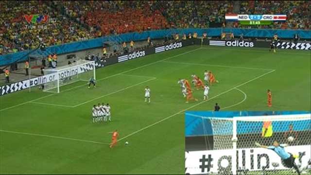 Sneijder đá phạt dội cột dọc khung thành Costa Rica