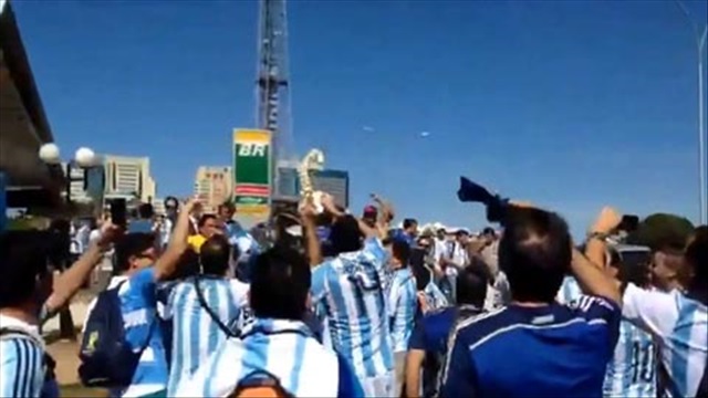 Ghê rợn cảnh CĐV Argentina ăn mừng với chiếc cột sống của Neymar