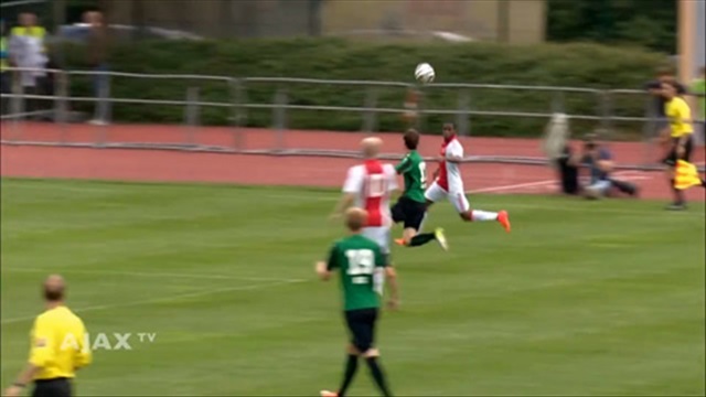 Cú voley có một không hai của sao trẻ Ajax