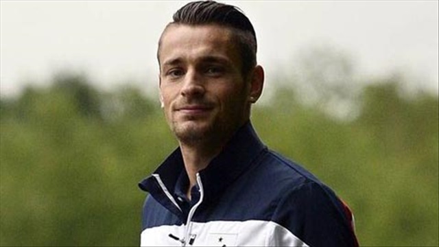 Vì sao Arsenal mạnh tay chiêu mộ Debuchy?