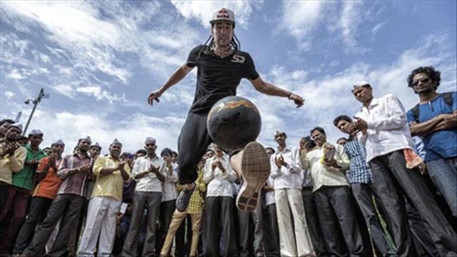 Dị nhân Sean Garnier làm mê hoặc người dân Ấn Độ