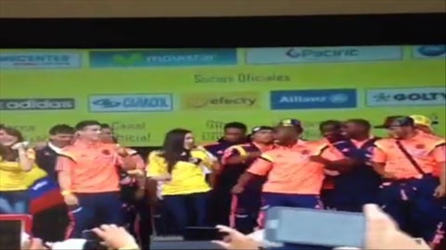Điệu nhảy cực độc mừng ĐT Colombia trở về