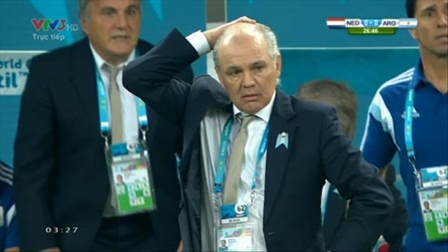 HLV Sabella đỏm dáng trước ống kính truyền hình