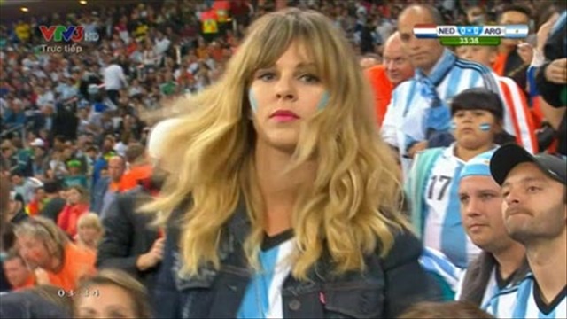 Những bóng hồng đốt cháy khán đài trong trận Argentina vs Hà Lan