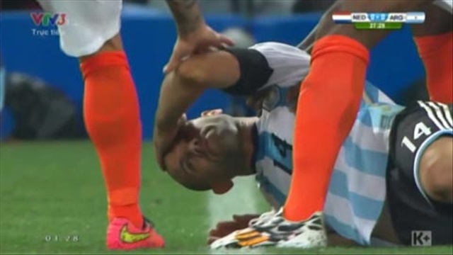 Mascherano suýt bất tỉnh trên sân