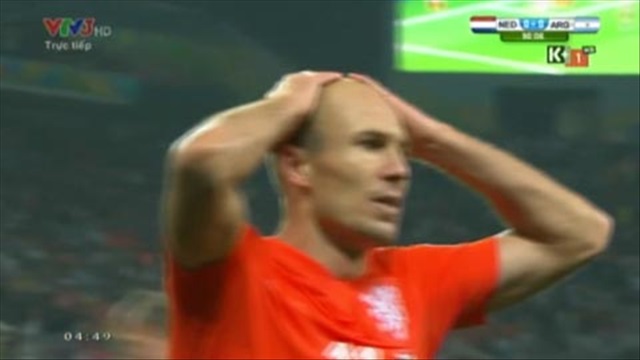 Pha xoạc bóng đẳng cấp ngăn cản Robben ghi bàn của Mascherano