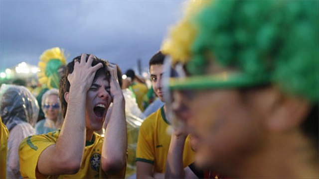 Thua Đức, CĐV Brazil choảng nhau ngay trên khán đài