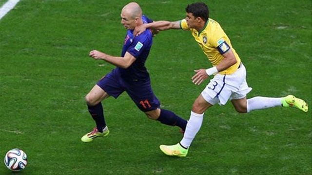 Những sai lầm của trọng tài trong trận Brazil 0-3 Hà Lan